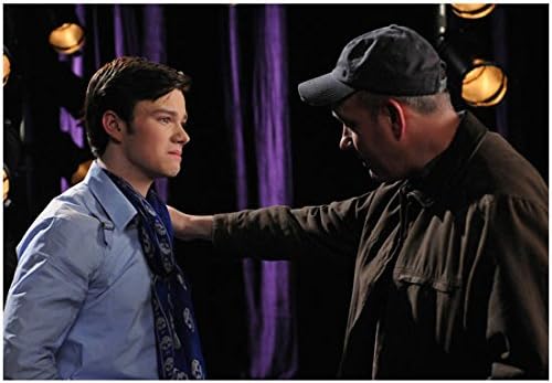 Kurt rolünde Glee Chris Colfer ve Burt Hummel rolünde Mike o'malley sahne arkasında bir anı paylaşıyor 8 x 10 inç